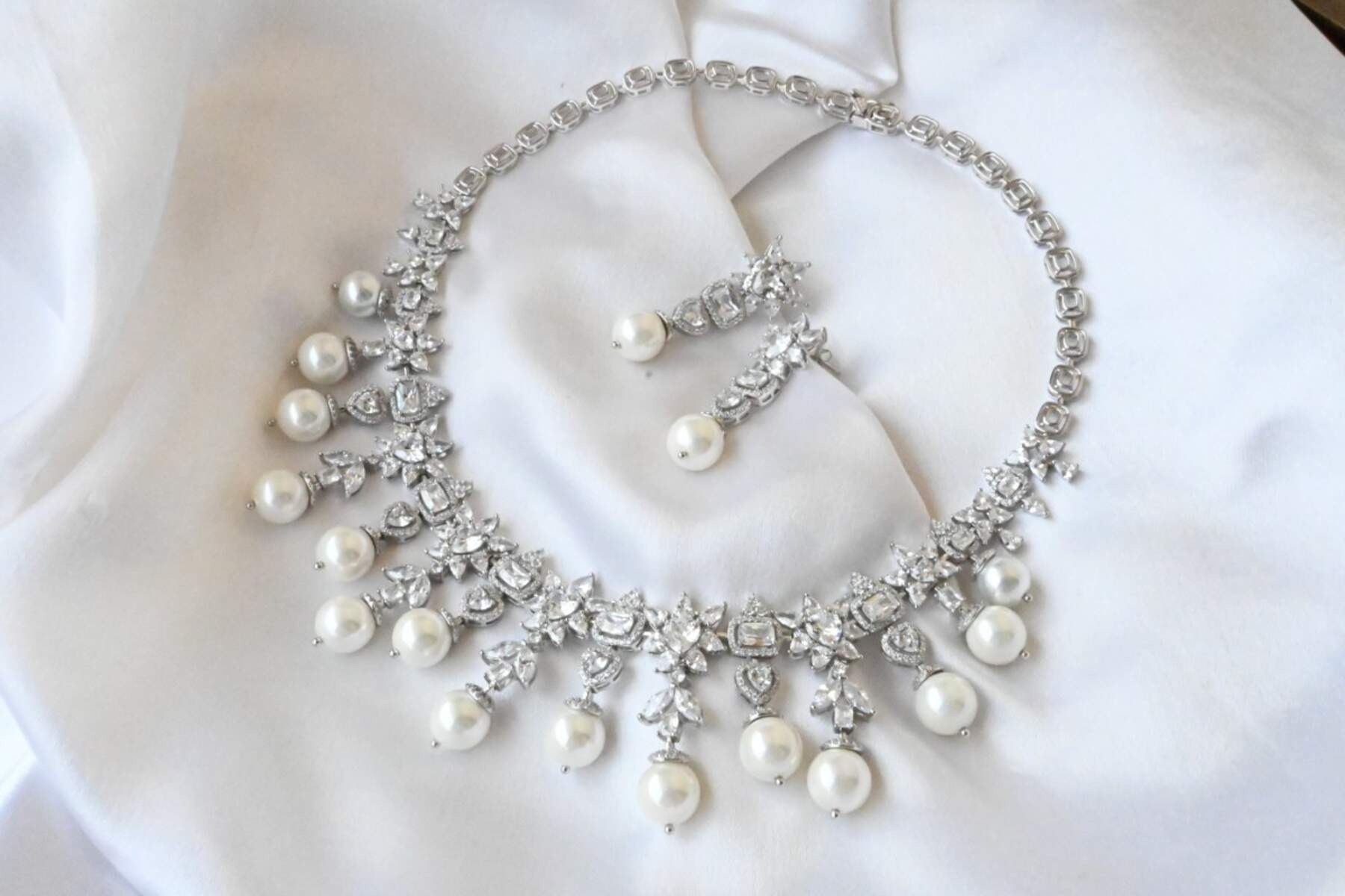 Silver Sparkling Pearl Necklace Set