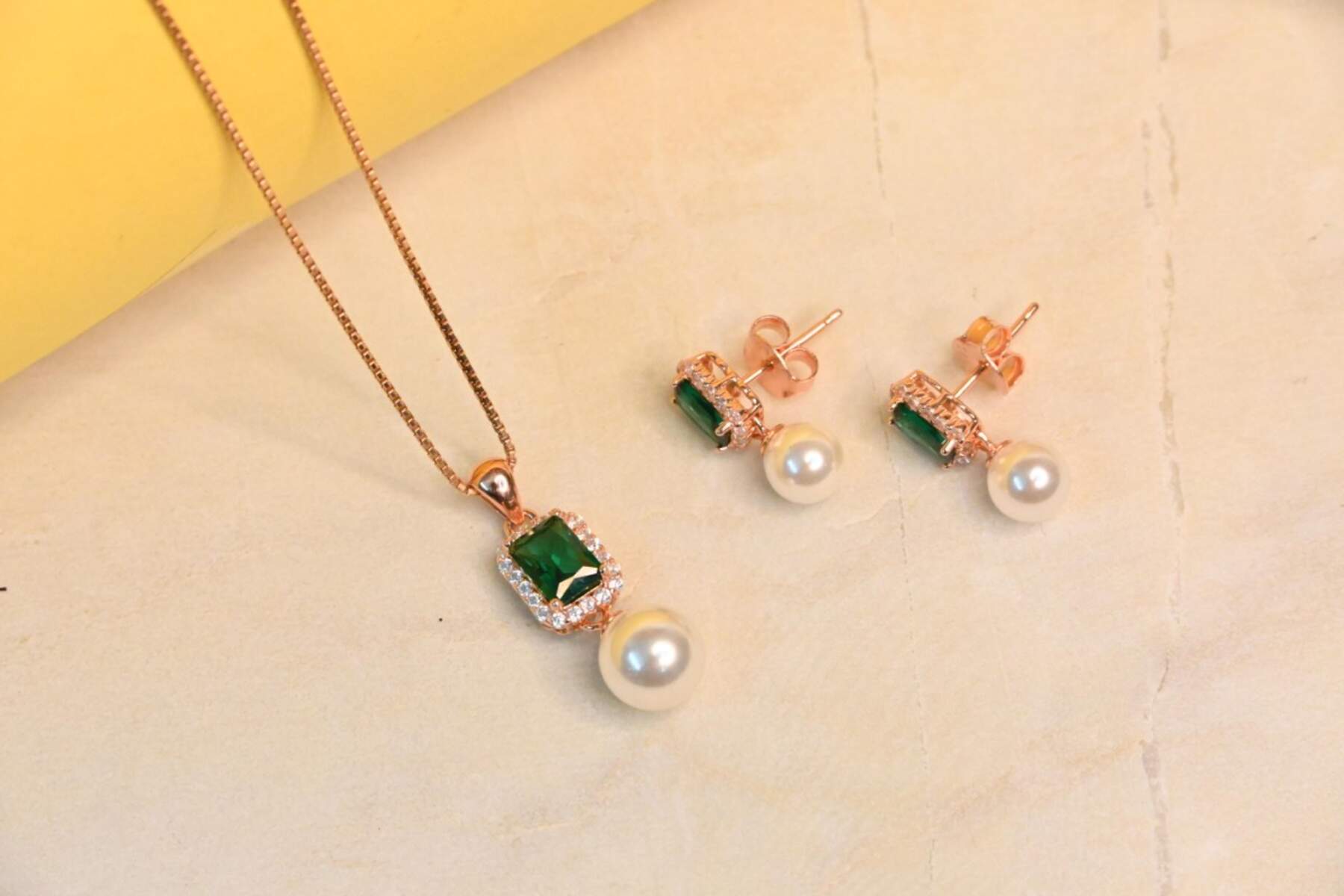 Beautiful Green Pendent Set