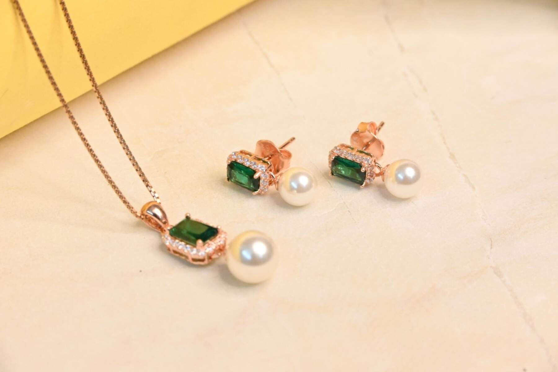 Beautiful Green Pendent Set