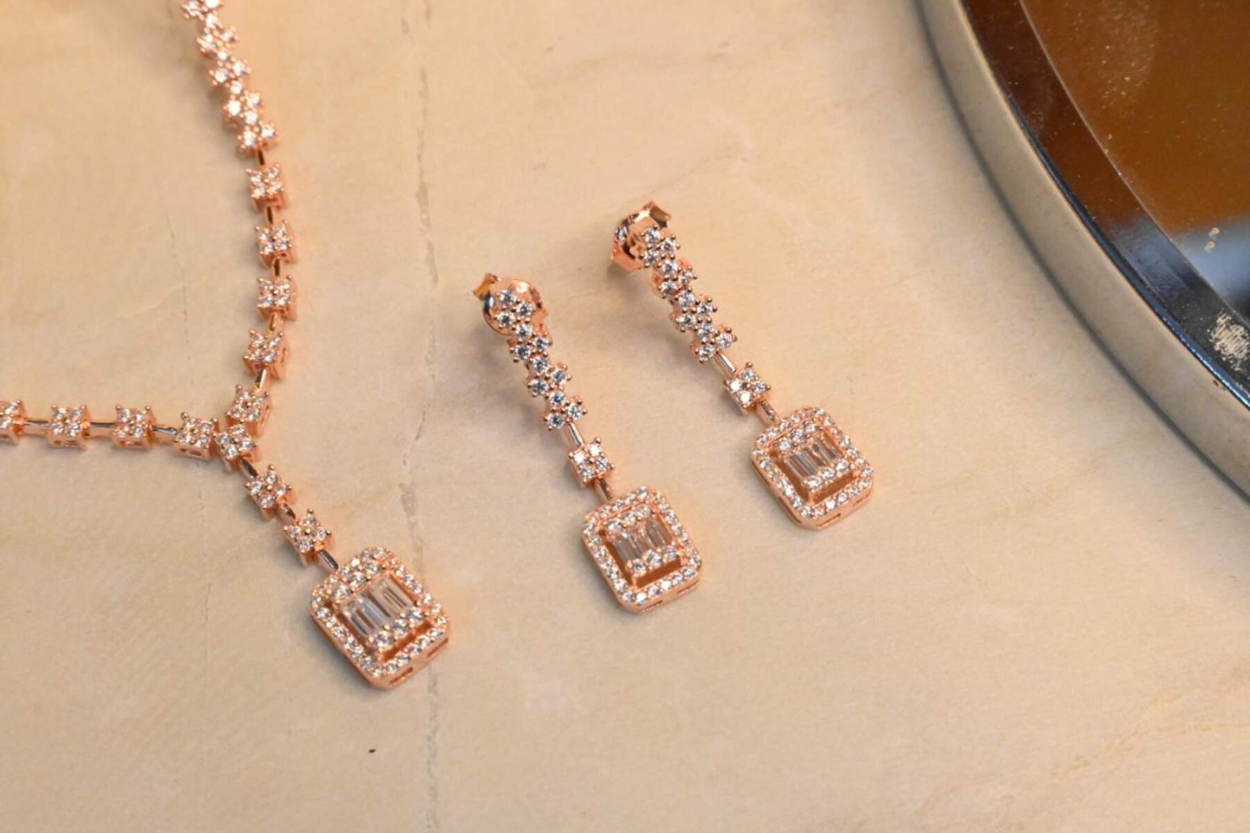 Stylish Solitaire Necklace Set