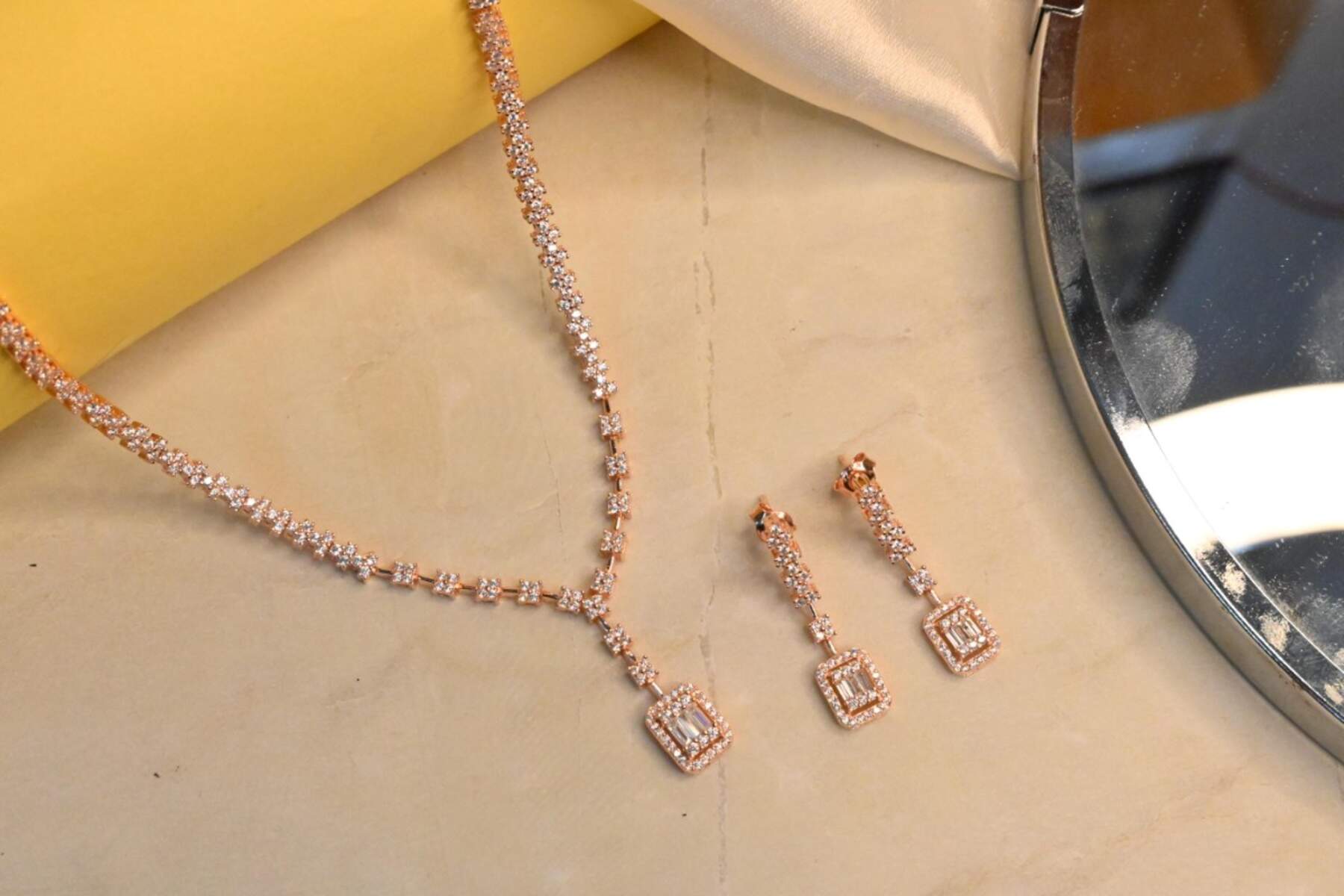 Stylish Solitaire Necklace Set