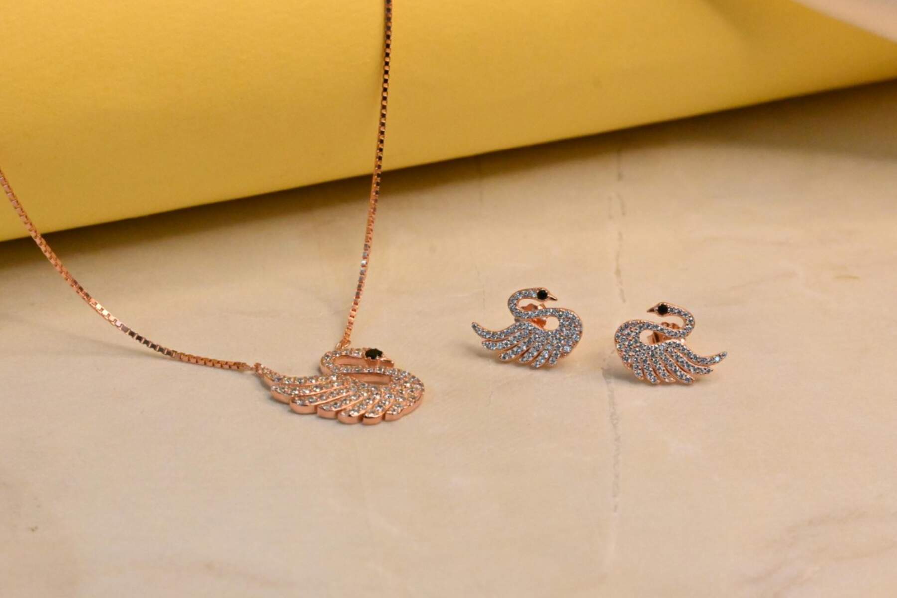 Stylish Swan Pendent Set