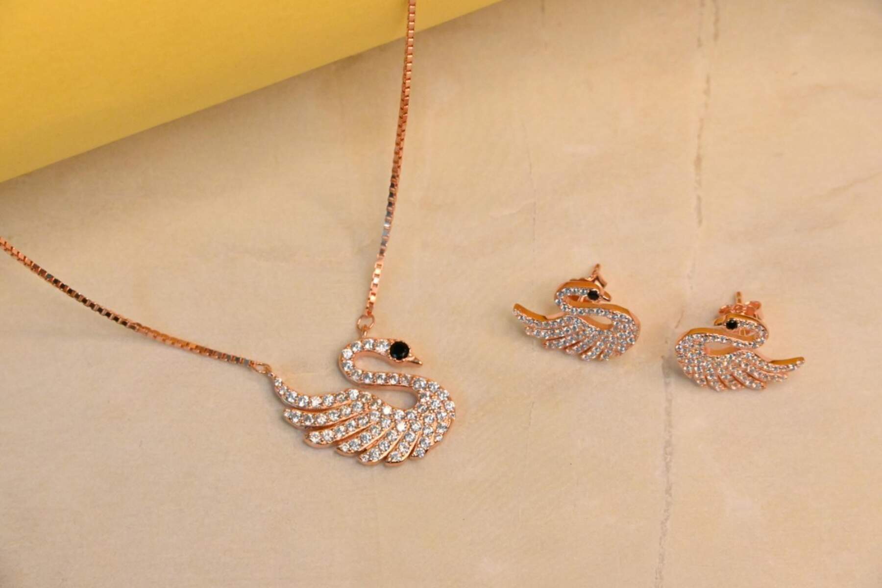 Stylish Swan Pendent Set