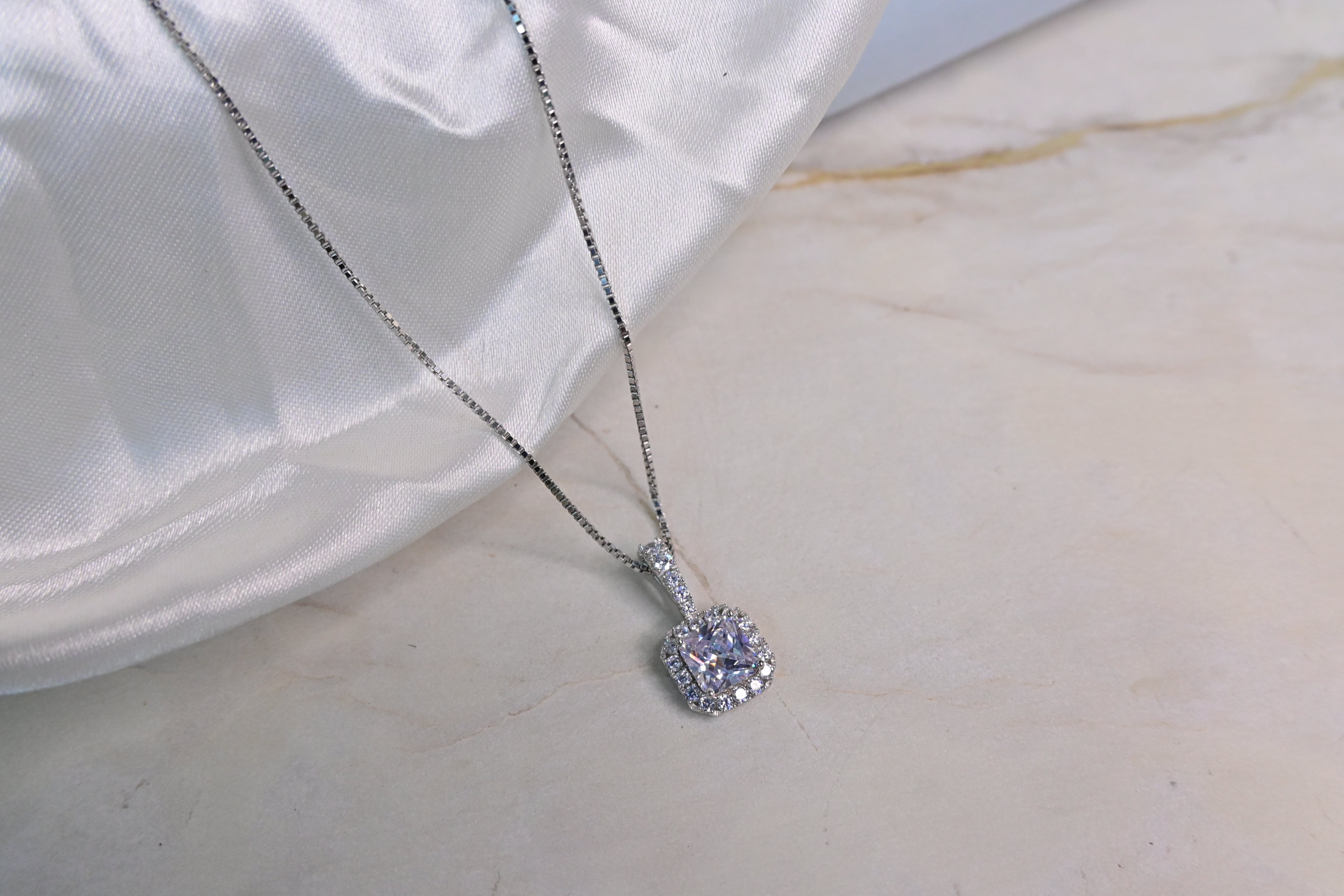 Solitaire Chain Pendent