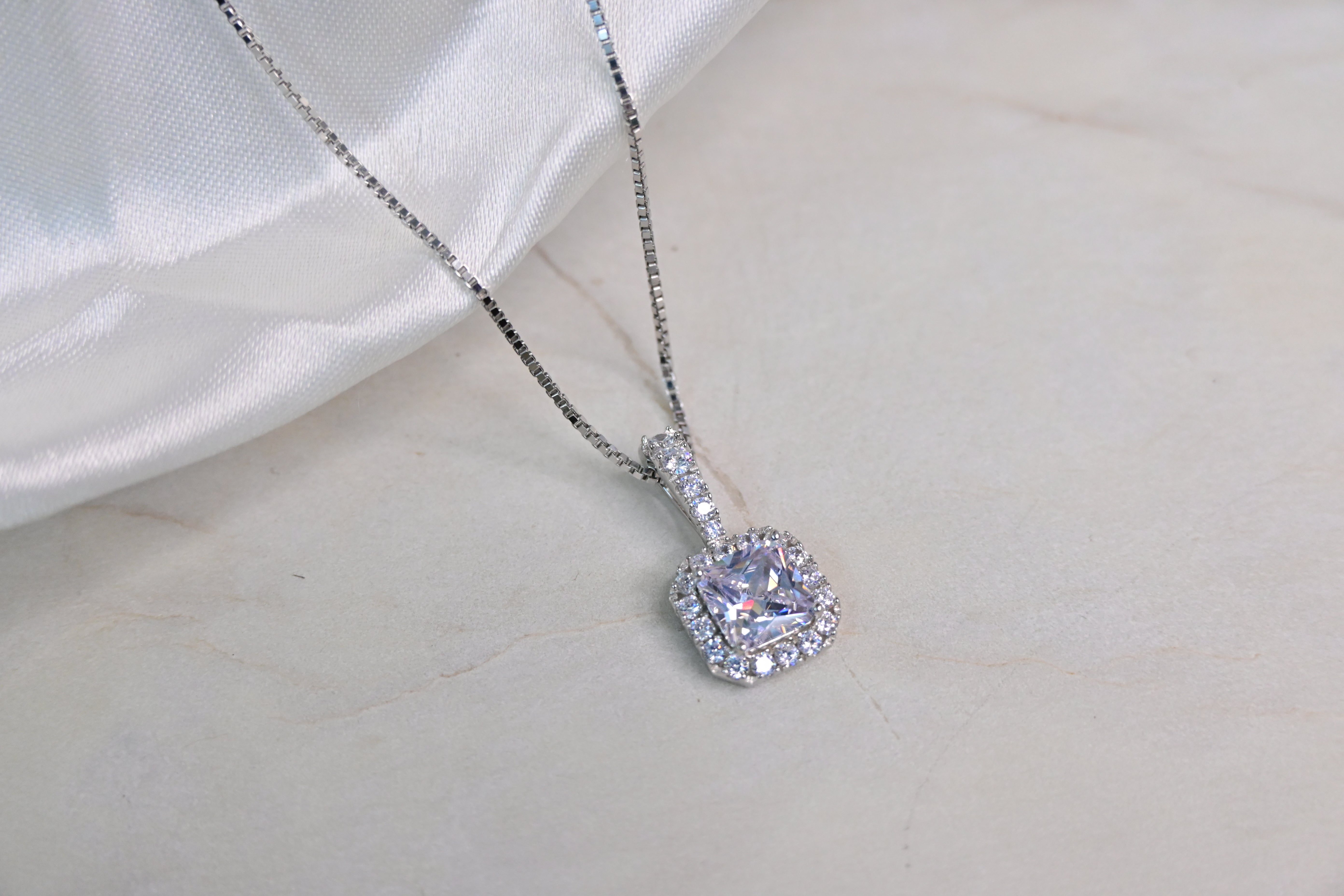 Solitaire Chain Pendent