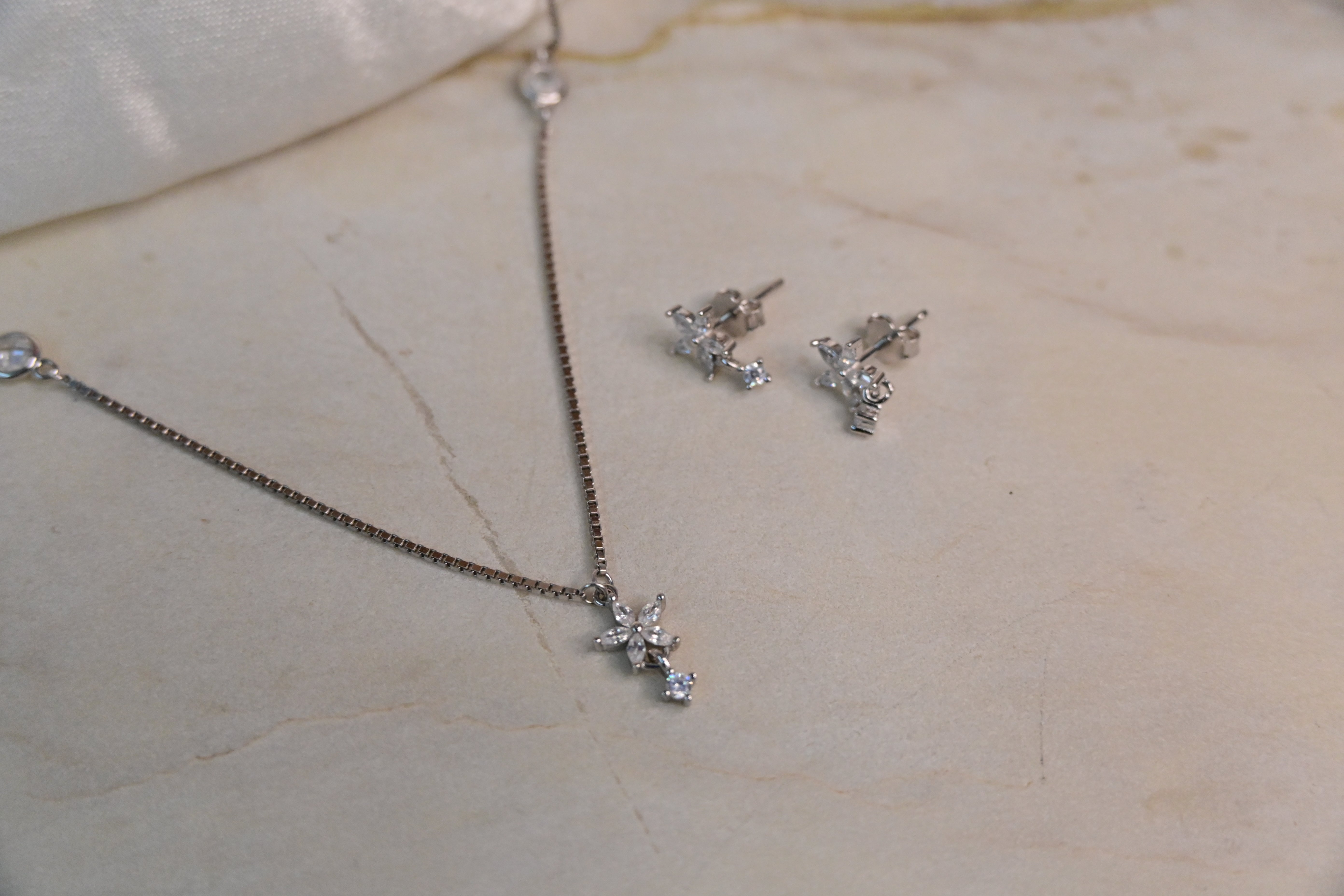 Delicate Classy Pendent Set