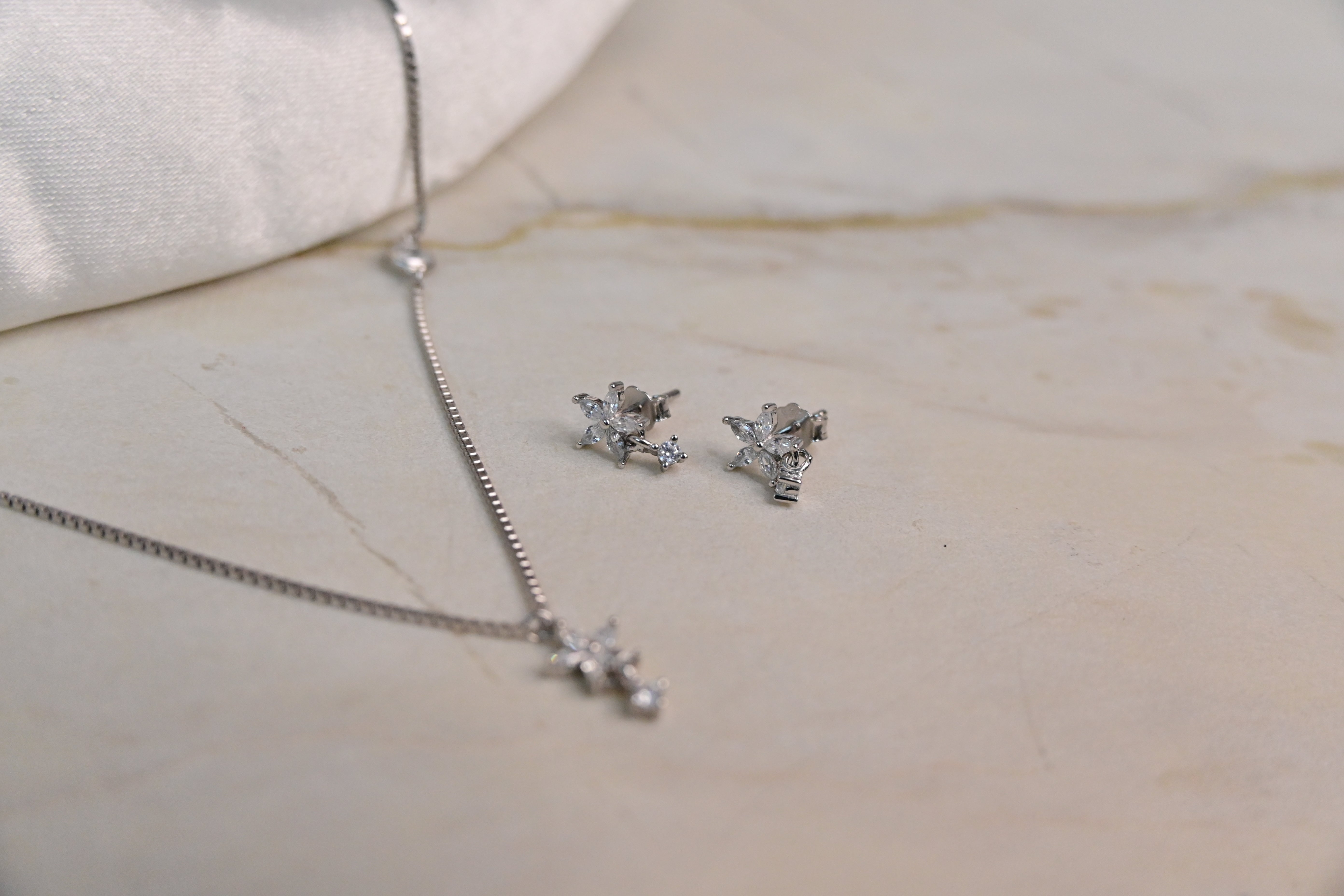 Delicate Classy Pendent Set